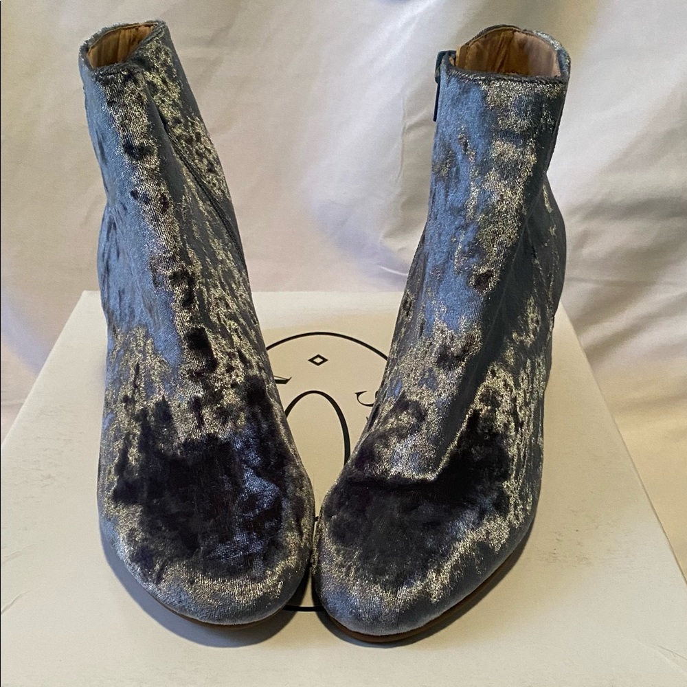 Steve Madden Light Blue Velvet ankle boot